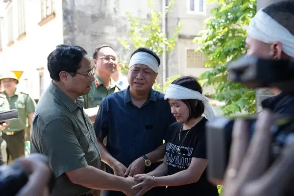 Thủ tướng Phạm Minh Chính và lãnh đạo Bộ Công an đến thăm hỏi, chia sẻ, động viên gia đình Trung tá Hoàng Mạnh Lâm.