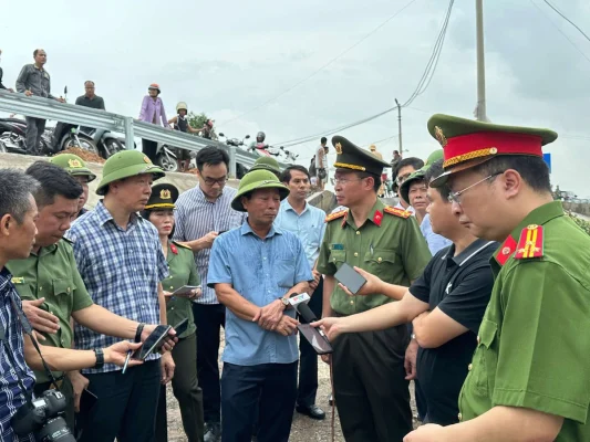 Lãnh đạo Công an tỉnh Phú Thọ có mặt tại hiện trường vụ sập cầu Phong Châu chỉ đạo công tác cứu hộ cứu nạn