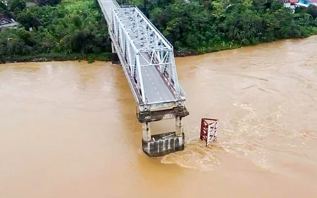 Hiện trường sập cầu Phong Châu nhìn từ trên cao