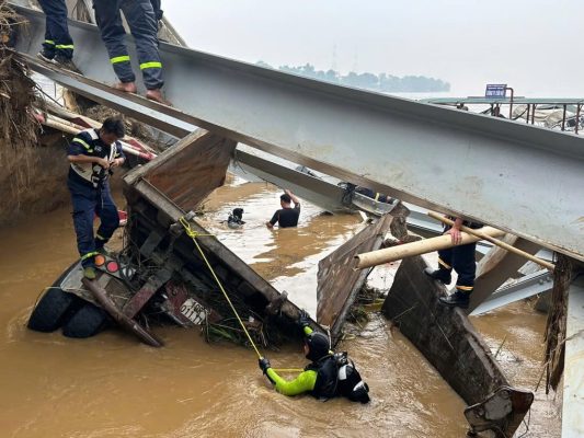 Không tìm thấy người trong xe đầu kéo mắc kẹt dưới cầu Phong Châu