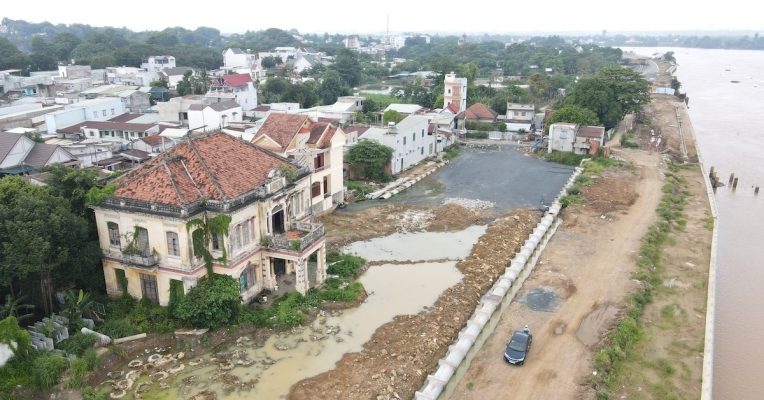 Biệt thự cổ Võ Hà Thanh hay còn gọi "nhà lầu ông Phủ" tọa lạc bên dòng Đồng Nai