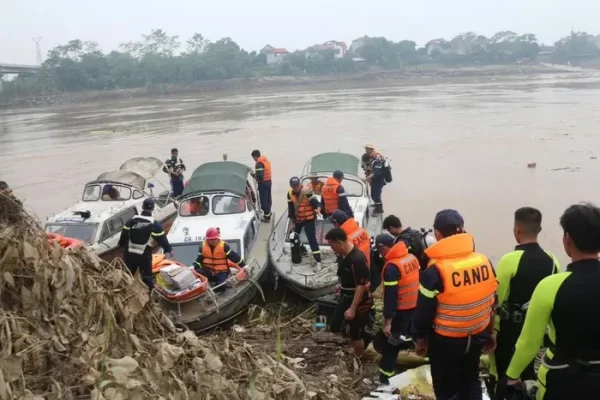 Phòng Cảnh sát Phòng cháy, chữa cháy và Cứu nạn cứu hộ Công an tỉnh Phú Thọ đã huy động thêm 30 cán bộ, chiến sĩ tham gia công tác tìm kiếm.