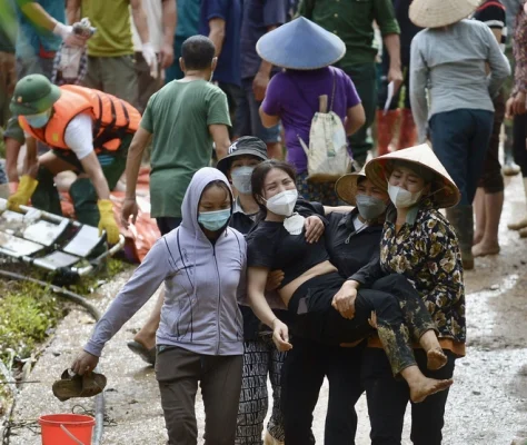 Chỉ trong buổi sáng, người phụ nữ này đã mất đi cùng lúc 2 người con và mẹ ruột. Nhìn thi thể người thân, chị chết lặng và ngất đi. Ngay sau đó chị được người thân bế lên xe máy để đưa về nhà