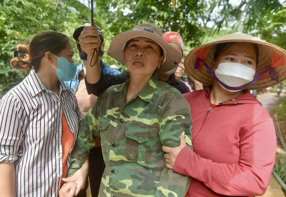 Người thân gia đình nạn nhân cho biết, chồng chị sáng 10.9 vào cho cá tầm trong núi ăn thì bị lũ cuốn trôi, hiện chưa tìm thấy thi thể.