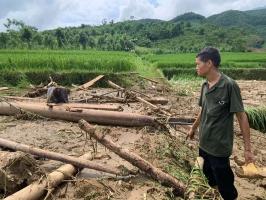 Gặp lại những người còn may mắn sống sót, người đàn ông này không cầm được nước mắt