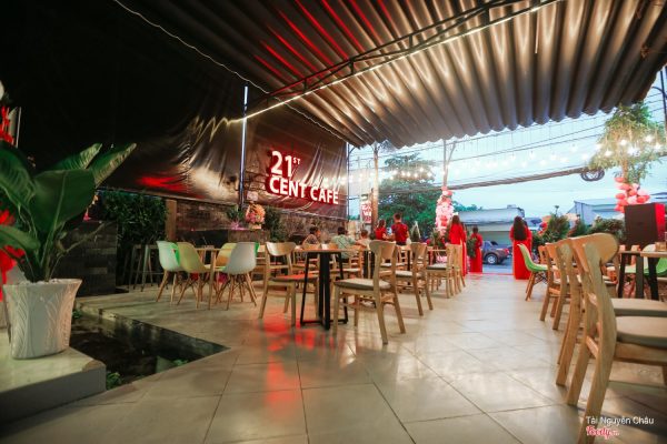 21st Cent Cafe được thiết kế tinh tế với những bức họa lạ mắt