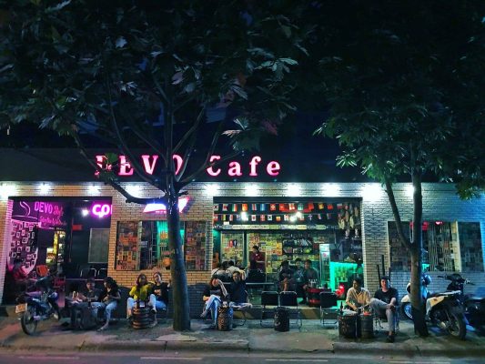 DEVO Cafe & Beer có không gian quán được thiết kế rất nghệ thuật 