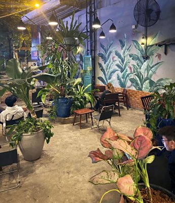 Gạch Cafe có cả không gian ngoài vườn và trong nhà 