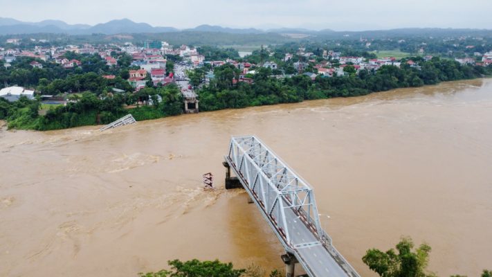 Trục vớt cầu Phong Châu