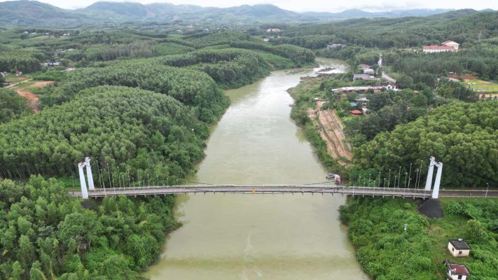 Cầu treo Bình Thành bắc qua sông Hữu Trạch.