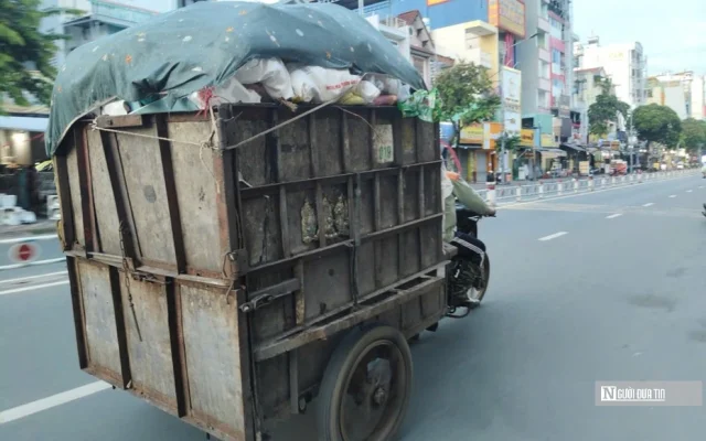 Tp.HCM: Xe rác tự chế tràn lan, tiềm ẩn nguy cơ tai nạn và ô nhiễm môi trường Những chiếc xe rác tự chế không chỉ tiềm ẩn nguy cơ gây tai nạn giao thông, mà còn làm gia tăng ô nhiễm môi trường, ảnh hưởng đến cuộc sống người dân. Xe rác tự chế hoạt động tràn lan Tình trạng xe rác tự chế hoạt động tràn lan trên nhiều tuyến đường tại Tp.HCM đã trở thành một vấn đề đáng lo ngại. Những phương tiện này không chỉ ảnh hưởng đến mỹ quan đô thị, mà còn tiềm ẩn nhiều nguy cơ gây tai nạn giao thông và ô nhiễm môi trường, tác động trực tiếp đến chất lượng cuộc sống của người dân. Xe rác tự chế thường thiếu an toàn khi lưu thông, không có đèn tín hiệu, phanh an toàn và gương chiếu hậu. Kết cấu của những xe này không vững chắc, dễ gây va chạm, đặc biệt là trên các tuyến đường hẹp và đông đúc. Ngày 14/11, trao đổi với Người Đưa Tin, anh Ngọc Tài (ngụ quận Gò Vấp) cho biết: “Gặp xe rác tự chế là tôi phải tránh xa vì lo tai nạn, nhất là khi đường đông”. Không chỉ gây nguy hiểm giao thông, xe rác tự chế còn là nguyên nhân ô nhiễm môi trường do thiết kế không kín, khiến rác thải rơi vãi và bốc mùi. Chị Hồng Điệp (ngụ quận 12) chia sẻ: “Sáng ra đường là thấy rác vương vãi, nước thải rỉ ra bốc mùi rất khó chịu, nhất là vào ngày nắng nóng". Ở góc độ pháp lý, trao đổi với PV Người Đưa Tin, luật sư Nguyễn Vũ Tuấn Tú, Trưởng phòng Quản lý đào tạo - Viện Nghiên cứu Pháp luật phía Nam thuộc Đoàn luật sư Tp.HCM, cho biết, theo khoản 4 Điều 8 Luật Giao thông đường bộ 2008, việc đưa phương tiện cơ giới hoặc xe máy chuyên dùng không đảm bảo an toàn kỹ thuật vào giao thông là hành vi bị cấm. Điều này có nghĩa là xe tự chế không đạt chuẩn an toàn sẽ không được phép lưu thông. Theo luật sư Tú, người vi phạm có thể bị xử phạt hành chính từ 2 - 12 triệu đồng tùy vào loại phương tiện và mức độ vi phạm. Ngoài ra, người lái có thể bị tước giấy phép từ 1 đến 3 tháng và phương tiện có thể bị tịch thu. Nếu gây tai nạn, người vi phạm còn có thể bị xử lý hình sự, với án phạt cao nhất lên tới 10 năm tù, tùy vào mức độ thiệt hại. Theo ghi nhận của PV Người Đưa Tin sáng ngày 14/11, các phương tiện tự chế, đặc biệt là xe thu gom rác dân lập hoạt động mạnh vào khoảng thời gian từ 5h đến 7h sáng mỗi ngày. Ghi nhận thực tế trên các tuyến đường di chuyển, vận chuyển rác thải sinh hoạt của phương tiện đến điểm tập kết, xử lý rác, điển hình địa bàn quận Gò Vấp (Tp.HCM), một số phương tiện tự chế thường xuyên thay đổi tuyến đường di chuyển vào các hẻm, đường nhỏ. Tại buổi họp báo tình hình kinh tế - xã hội Tp.HCM mới đây, Thượng tá Nguyễn Thăng Long, Phó Trưởng phòng Tham mưu, Công an Tp.HCM cho biết, đến cuối tháng 10/2024, CSGT Công an Tp.HCM đã phát hiện hơn 17.700 xe 3, 4 bánh tự chế, xe quá khổ, cồng kềnh, trong đó có 1.716 xe 3 bánh, 37 xe thí điểm và 159 xe chở rác dân lập không đảm bảo an toàn. Dù tai nạn giao thông liên quan các phương tiện này giảm so với cùng kỳ 2023, việc xử lý vẫn gặp khó khăn do tỷ lệ chấp hành xử phạt của chủ phương tiện còn thấp. Thượng tá Long cũng khuyến nghị các sở, ngành liên quan cần tăng cường phối hợp với Công an Tp.HCM tuyên truyền nâng cao ý thức người dân về an toàn giao thông, siết chặt kiểm soát và xử lý nghiêm các vi phạm. Đặc biệt là đối với xe tự chế không đảm bảo kỹ thuật, xử lý dứt điểm tình trạng bỏ phương tiện sau khi vi phạm; tăng cường phối hợp với các cơ quan chức năng và doanh nghiệp để đảm bảo phương tiện tuân thủ tiêu chuẩn an toàn. Đồng thời, khuyến khích chủ phương tiện đổi mới xe cũ, tự chế thông qua các chính sách hỗ trợ, tạo điều kiện tham gia chương trình thay thế phương tiện đạt tiêu chuẩn. Kể từ ngày 2/10/2018, UBND Tp.HCM đã có Công văn số 4448/UBND-ĐT về triển khai kế hoạch chuẩn hóa phương tiện thu gom, vận chuyển chất thải rắn trên địa bàn và Công văn số 479/UBND-ĐT ngày 17/02/2022 của UBND Tp.HCM về gia hạn thời gian chuyển đổi phương tiện thu gom chất thải rắn sinh hoạt. Trao đổi với PV Người Đưa Tin, Ông Lê Năng Hùng – Ủy viên ban chấp hành Hội Bảo vệ thiên nhiên và Môi trường Tp.HCM (HANE) cho biết, việc các cấp lãnh đạo nỗ lực thực hiện xóa bỏ, không còn đơn vị sử dụng xe lôi, xe 3 bánh tự chế thu gom rác thải trên địa bàn là một hành động thiết thực và cần thiết ngay lúc này. "Trên tinh thần công văn và định hướng của UBND Tp.HCM, thiết nghĩ các cấp chính quyền cần tiếp tục tăng cường ra quân kiểm soát và xử lý nghiêm các phương tiện vi phạm, đặc biệt là xe bánh, 4 bánh, xe quá khổ, xe cơ nới, cồng kềnh, thu gom rác tự chế. Qua đó, tạo sự yên tâm cho người dân, góp phần nâng cao chất lượng cuộc sống và bảo vệ an toàn cho cộng đồng", ông Hùng nhấn mạnh.