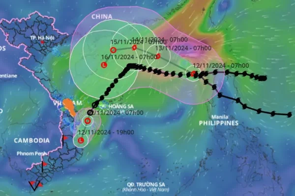 Vùng áp thấp trên biển Quảng Ngãi - Phú Yên đã tan, tuy nhiên, bão số 8 tiếp tục duy trì sức mạnh với cường độ giật cấp 12