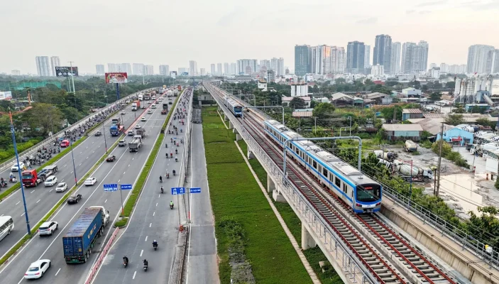 Tuyến metro số 1 đi ở đoạn ray trên cao qua đường Võ Nguyên Giáp, xa lộ Hà Nội (TP.HCM)