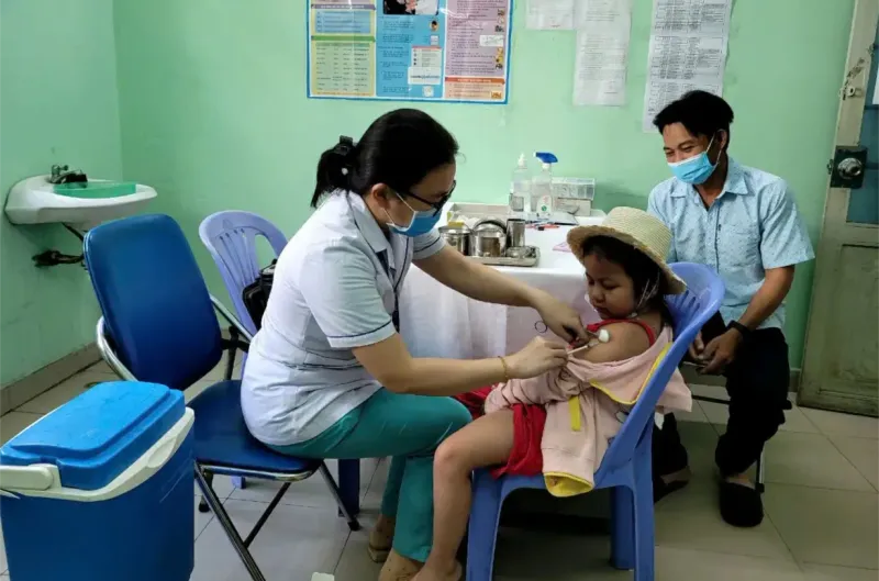 Tiêm vaccine phòng sởi cho trẻ tại TP Hồ Chí Minh.