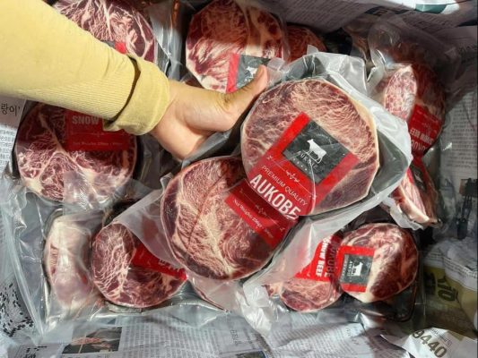 Giới buôn bán quảng cáo đây là dòng thịt bò thượng hạng với đặc trưng là vân mỡ cẩm thạch giúp miếng thịt mềm ngọt, tan chảy khi ăn. Ảnh: NVCC