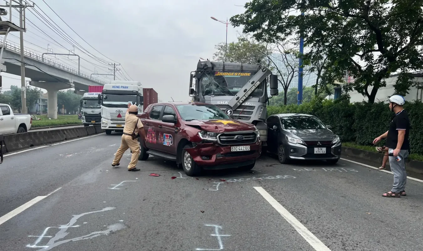 Đường Võ Nguyên Giáp ùn tắc kéo dài sau vụ tai nạn