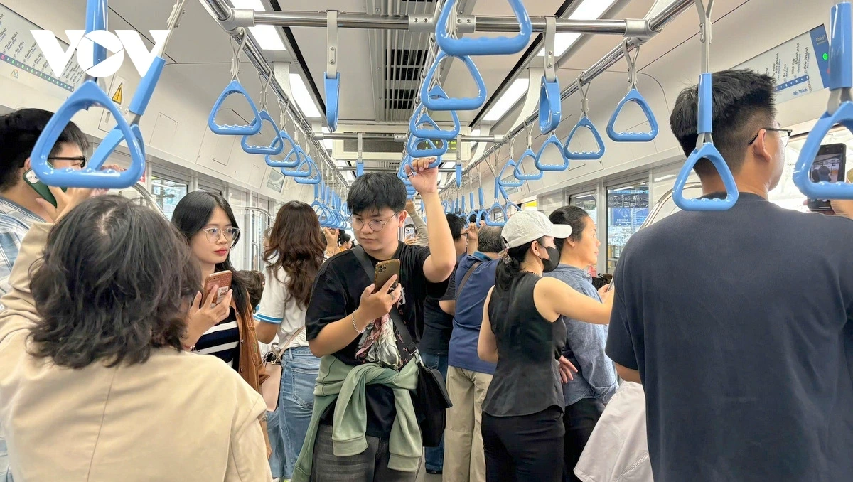 Tranh thủ chụp ảnh trên metro